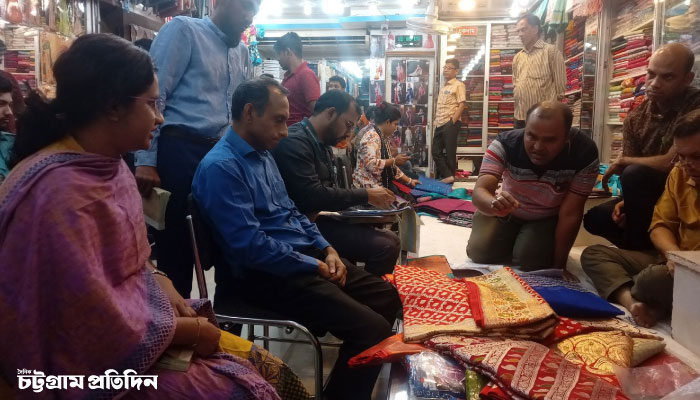 দেশি পোশাককে &lsquo;বিদেশি&rsquo; বলে চালায় চট্টগ্রামের &lsquo;অর্ণব&rsquo;, কসমেটিকসের দামেও কারচুপি 1