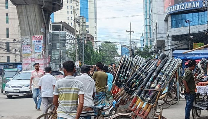 চট্টগ্রামে সন্ধ্যা হতেই বেপরোয়া ব্যাটারি রিকশা, অনিয়ন্ত্রিত গতিতে বাড়ছে দুর্ঘটনা 1