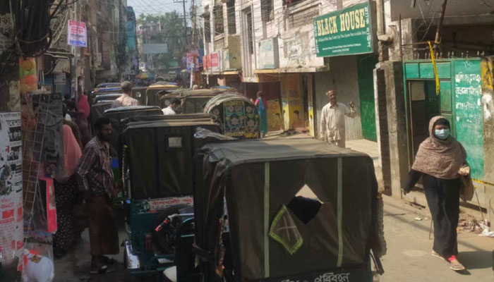 চট্টগ্রামে সন্ধ্যা হতেই বেপরোয়া ব্যাটারি রিকশা, অনিয়ন্ত্রিত গতিতে বাড়ছে দুর্ঘটনা 2
