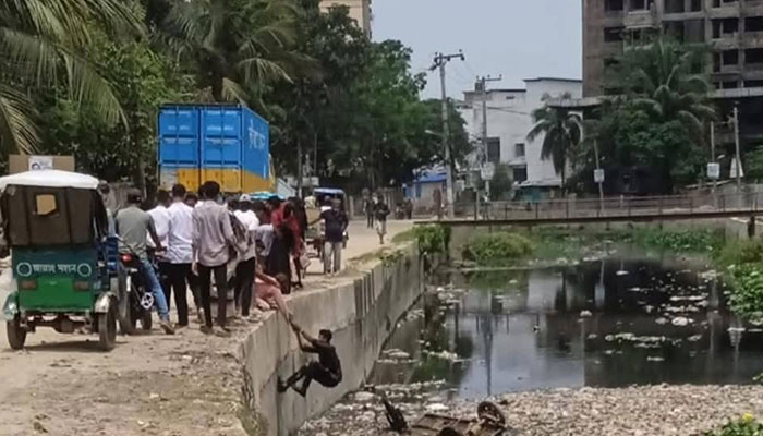চট্টগ্রামে সন্ধ্যা হতেই বেপরোয়া ব্যাটারি রিকশা, অনিয়ন্ত্রিত গতিতে বাড়ছে দুর্ঘটনা 3