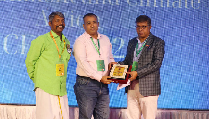 অনুষ্ঠানের অন্যতম বক্তা দ্য বিজনেস স্ট্যান্ডার্ড-এর চট্টগ্রাম ব্যুরো প্রধান শামসুদ্দিন ইলিয়াসকে ক্রেস্ট দিয়ে সম্মাননা জানানো হয়।