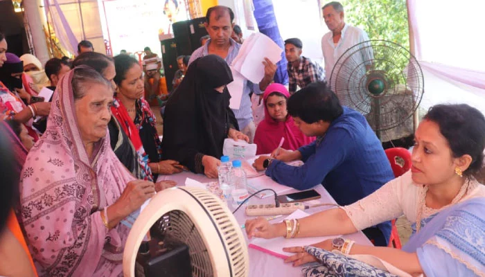 বোয়ালখালীর দেশবন্ধু সংসদে বিনামূল্যের চিকিৎসাশিবিরে উপচেপড়া রোগী 1