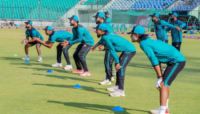 শতবর্ষী রেলভবনের সামনে টি-টোয়েন্টি সিরিজের ট্রফি উন্মোচন, ক্রিকেট উন্মাদনায় বীর চট্টলা 2 সিআরবিতে শতবর্ষী ভবনের সামনে ঝলমলে টি-টোয়েন্টি ট্রফি, বীর চট্টলায় ক্রিকেটের উৎসব 1