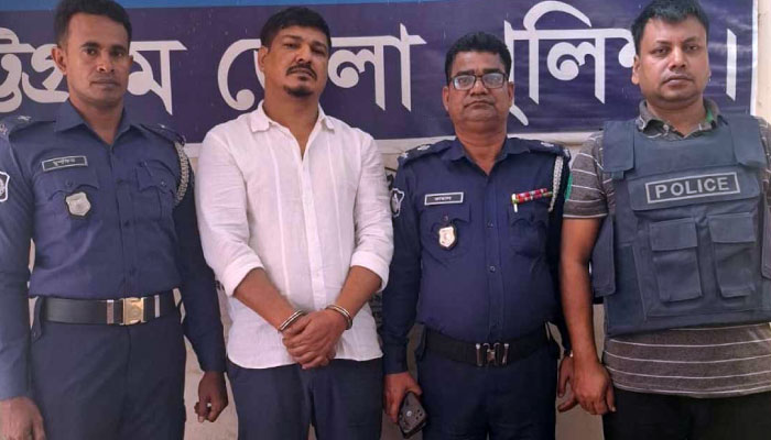 জামিন হলেও মুক্তি নেই, চট্টগ্রাম কারাগারের গেটেই ‘দরকষাকষি’র হাট 1 চলতি বছরের ৪ ফেব্রুয়ারি চট্টগ্রাম নগরের খুলশীতে এসে পটিয়া থানা পুলিশ গ্রেপ্তার করে কেন্দ্রীয় ছাত্রলীগের সাবেক সদস্য আবু সাদাত মো. সায়েমকে।