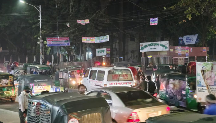 প্রবর্তক মোড় থেকে চট্টগ্রাম মেডিকেল কলেজ ও হাসপাতালের প্রধান ফটকের সামনেও প্রতিদিন দীর্ঘ জটলা লেগে থাকে। এতে অ্যাম্বুলেন্স নিয়ে রোগী হাসপাতালে পৌঁছাতে বেগ পেতে হয়।