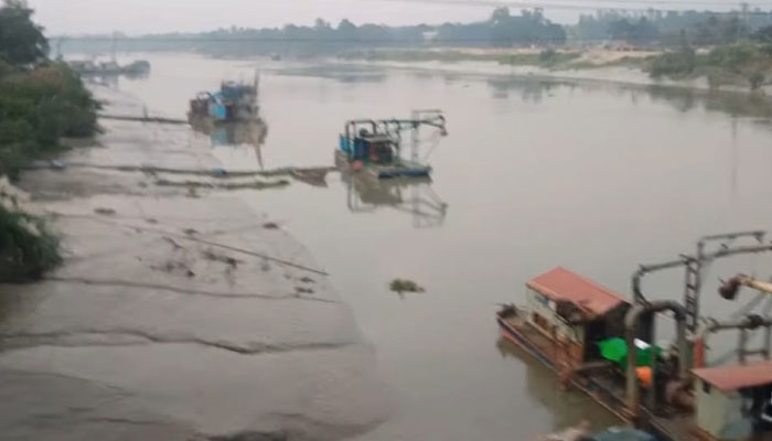 কর্ণফুলীতে বালু সিন্ডিকেটের ‘লুকোচুরি’ খেলা: দিনের আলোয় শান্ত, রাতে সক্রিয় 1 কর্ণফুলীতে বালু সিন্ডিকেটের ‘লুকোচুরি’ খেলা: দিনের আলোয় শান্ত, রাতে সক্রিয় 1