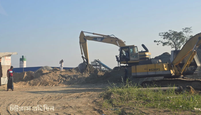 কর্ণফুলীতে বালু সিন্ডিকেটের ‘লুকোচুরি’ খেলা: দিনের আলোয় শান্ত, রাতে সক্রিয় 2 কর্ণফুলীতে বালু সিন্ডিকেটের ‘লুকোচুরি’ খেলা: দিনের আলোয় শান্ত, রাতে সক্রিয় 2