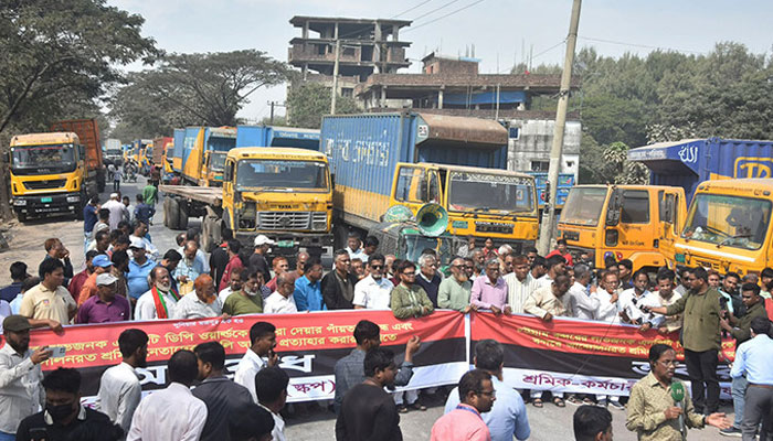 চট্টগ্রাম বন্দরে অনির্দিষ্টকালের কর্মবিরতির ডাক, জাহাজ আনা-নেওয়া বন্ধ 1