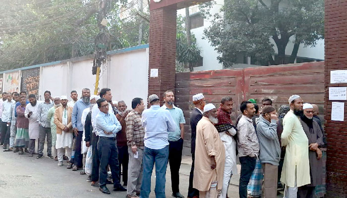 চট্টগ্রামের কেন্দ্রে কেন্দ্রে ভোটারদের সরব উপস্থিতি 1