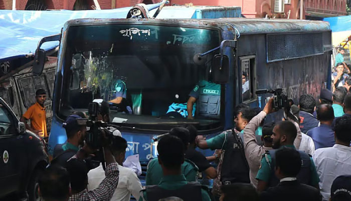 ২০২৪ সালের ২৪ সেপ্টেম্বর সকালে ফজলে করিম চৌধুরীকে চট্টগ্রাম আদালত প্রাঙ্গণে আনা হলে তাকে বহনকারী প্রিজন ভ্যানে ডিম ছুঁড়ে মারে একদল লোক। অভিযোগ ওঠে, মুনিরীয়া সংশ্লিষ্ট অনেকে এতে অংশ নেন।