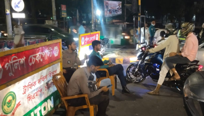 চট্টগ্রামে পাঁচ তারকা হোটেলের মেলা ঘিরে সড়ক বন্ধ করে দিল পুলিশ, মানুষের ভোগান্তি 1