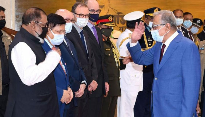 ২০২২ সালের ২৮ অক্টোবর স্বাস্থ্য পরীক্ষা ও চোখের চিকিৎসার জন্য ১৬ দিনের সফরে জার্মানি ও যুক্তরাজ্যে উদ্দেশ্যে ঢাকা ছেড়ে যান তৎকালীন রাষ্ট্রপতি আবদুল হামিদ।