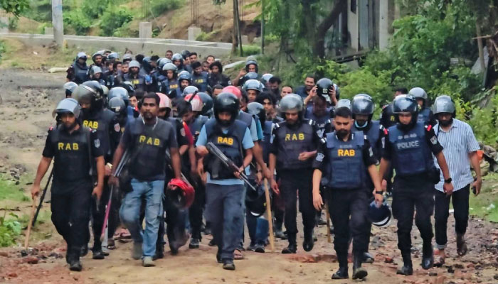 জঙ্গল সলিমপুরে বুলডোজার হামলায় ধ্বংস র&zwj;্যাব-পুলিশের ক্যাম্প, সড়ক কেটে অভিযানে বাধা 2