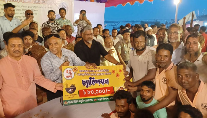 কর্ণফুলীতে সাম্পান বাইচে দর্শনার্থীদের উপচে পড়া ভিড় 1 কর্ণফুলীতে সাম্পান বাইচে দর্শনার্থীদের উপচে পড়া ভিড় 1