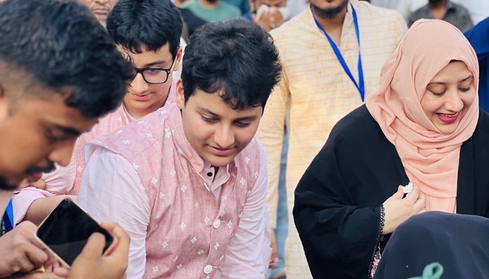 ৪০ গরু কোরবানি দিয়ে শতাধিক মানুষের হাতে মাংস তুলে দিলেন মীর হেলাল 1 ৪০ গরু কোরবানি দিয়ে শতাধিক মানুষের হাতে মাংস তুলে দিলেন মীর হেলাল 1