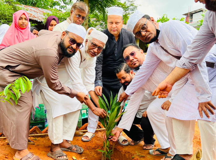 ঔষধি গ্রাম গড়ার লক্ষ্য, ফটিকছড়িতে বৃক্ষরোপণ ও ৩০০ শিক্ষার্থীর মাঝে চারা বিতরণ 1 ঔষধি গ্রাম গড়ার লক্ষ্য, ফটিকছড়িতে বৃক্ষরোপণ ও ৩০০ শিক্ষার্থীর মাঝে চারা বিতরণ 1