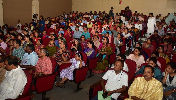 গুরুপূর্ণিমায় &lsquo;গুরু প্রণাম&rsquo;, সম্মান জানানো হলো তবলা গুরু সুদীপ সেনগুপ্তকে 1