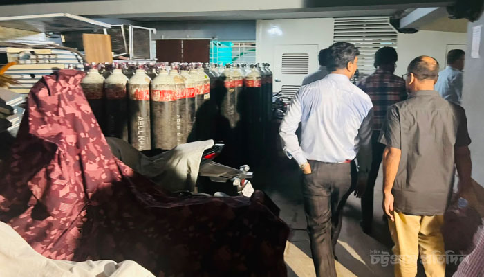 রয়েল হাসপাতালে পার্কিংয়ের জন্য নির্ধারিত স্থানে গাদাগাদি করে রাখা হয়েছে অক্সিজেন সিলিন্ডার।