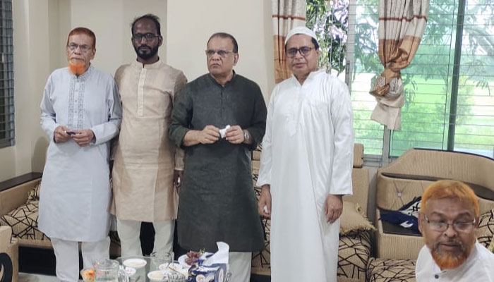 ফটিকছড়ি উপজেলা বিএনপির আহ্বায়ক আজিম উল্লাহ বাহারের সঙ্গে বিএনপি কর্মী নুরুল আজম।